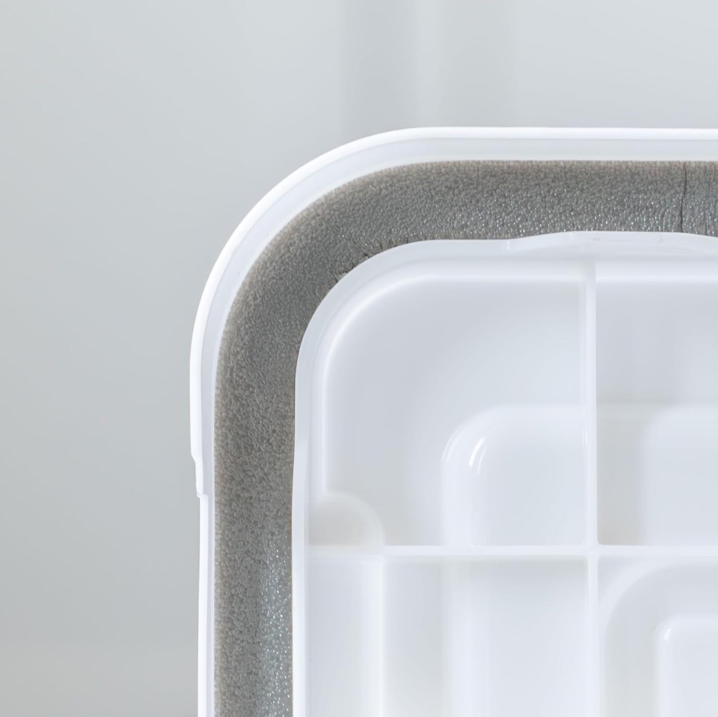 IRIS USA Stackable Dog Food Storage Container with 2 Cup Scoop, 4 Secure Latches, Fits up to 30 lbs, Pet Dry Food Bin, Gasket Seal Lid, BPA Free, Stackable, Easy Measure, White