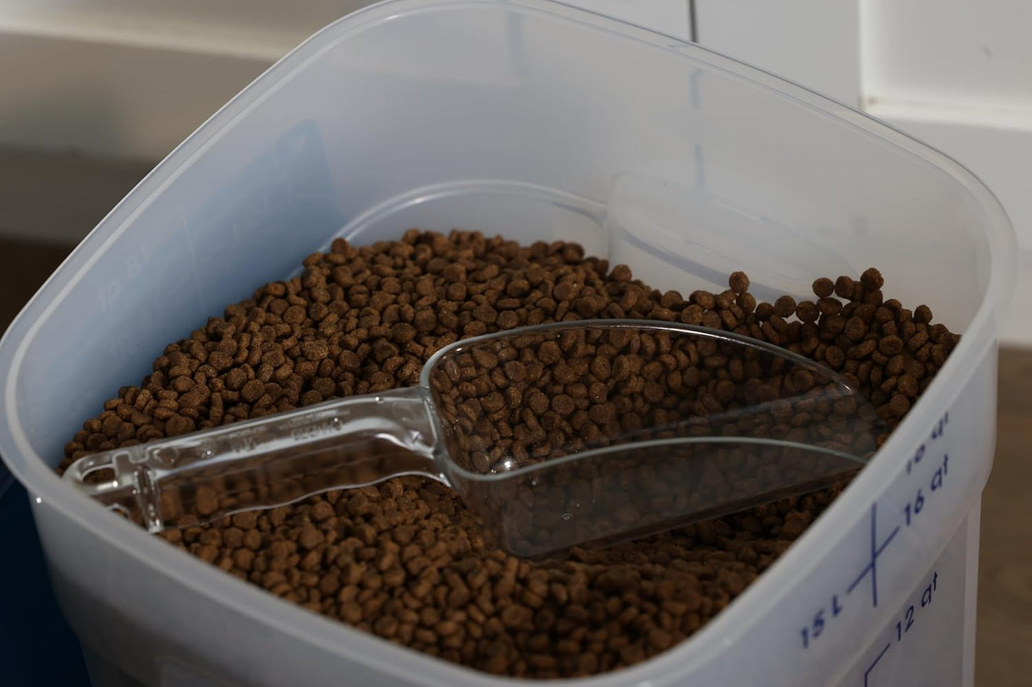 Cambro FreshPro 18 Quart (QT) Food Storage Container with Lid (Restaurant Grade) - for Food Prep, Commercial Kitchen, Pet and Dog Food Container (Translucent)