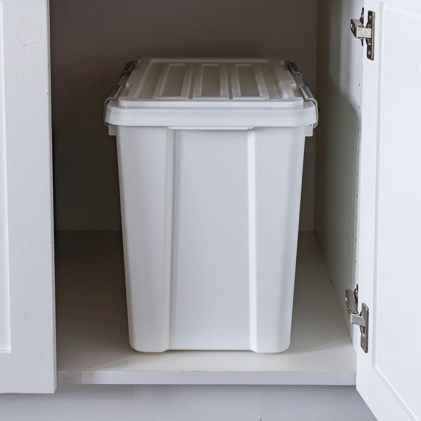 IRIS USA Stackable Dog Food Storage Container with 2 Cup Scoop, 4 Secure Latches, Fits up to 30 lbs, Pet Dry Food Bin, Gasket Seal Lid, BPA Free, Stackable, Easy Measure, White