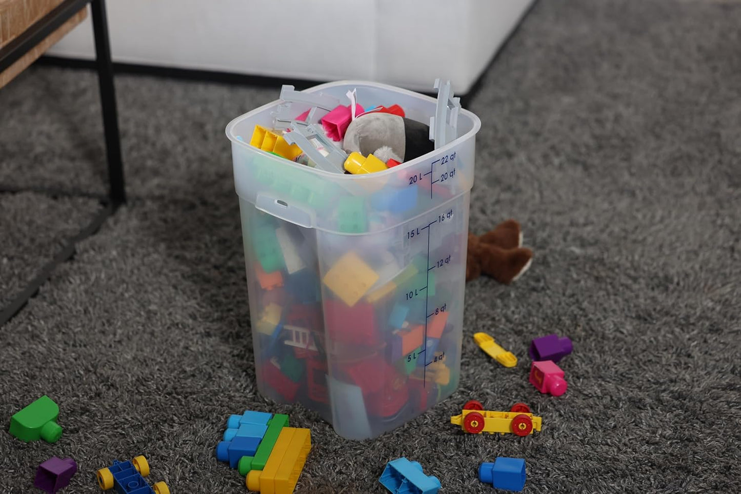 Cambro FreshPro 22 Quart (QT) Food Storage Container with Lid (Restaurant Grade) - for Food Prep, Commercial Kitchen, Pet and Dog Food Container (Translucent)