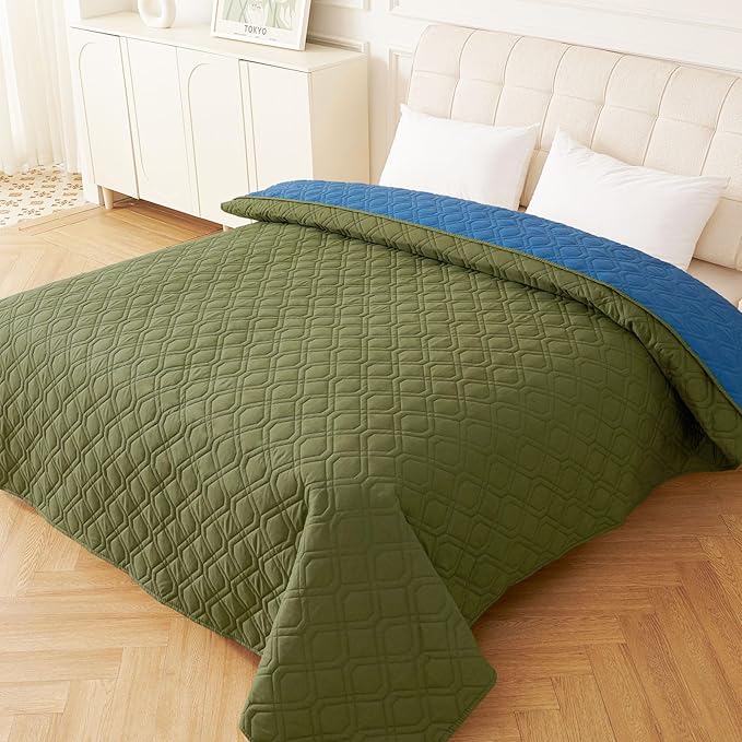 hyha Waterproof Dog Bed Blanket, Soft Pet Blankets, Waterproof Couch Cover for Dogs, Reversible Sofa Covers Washable for Furniture (52x82 Inch, Green/Navy Blue)