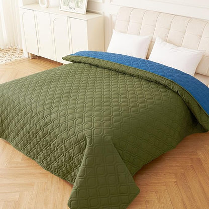 hyha Waterproof Dog Bed Blanket, Soft Pet Blankets, Waterproof Couch Cover for Dogs, Reversible Sofa Covers Washable for Furniture (52x82 Inch, Green/Navy Blue)